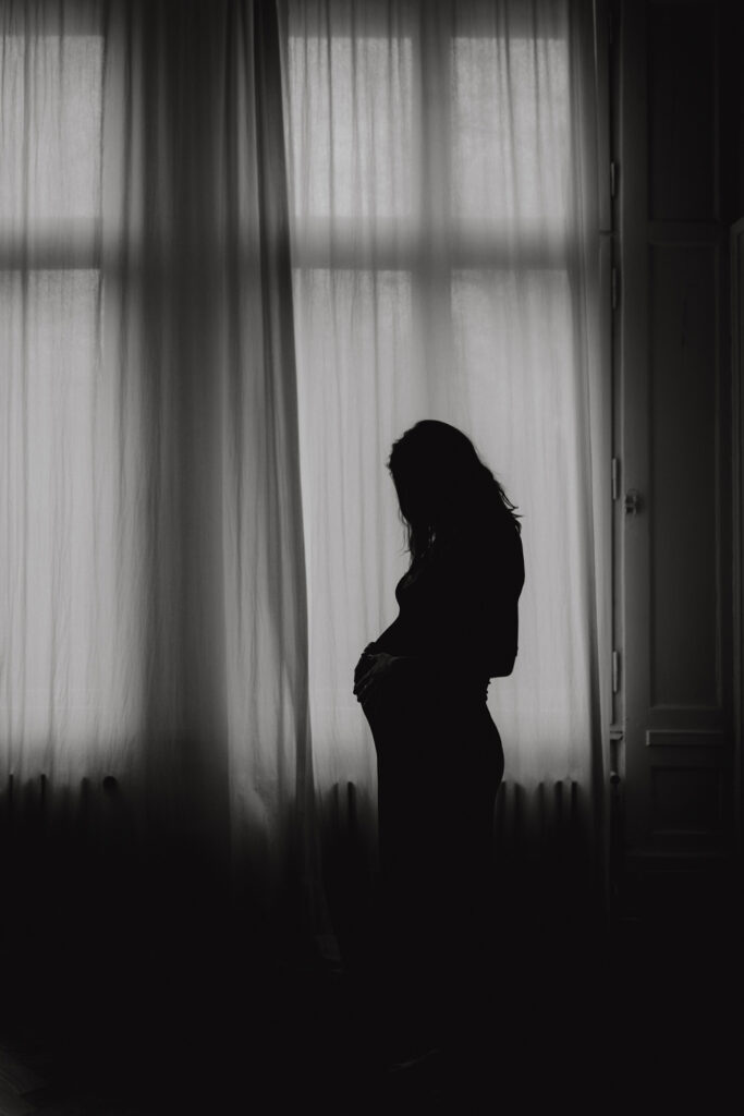 babybauchfotos in einem Tageslichtstudio in pankow in berlin mit einer wunderschönen hochschwangeren Frau mit Babybauch im 9. Monat.