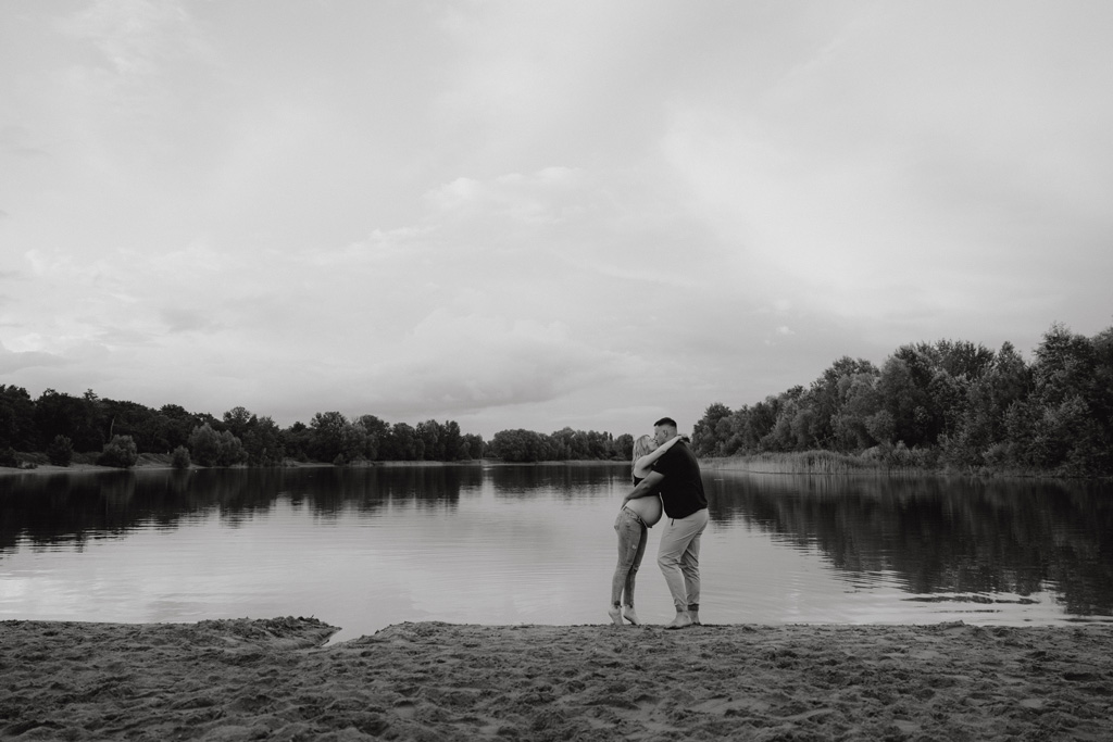 Babybauchfotos in Kaulsdorf in berlin am See und wir waren wieder im grünen in der Natur und haben ganz tolle fotos gemacht am Wasser und am Strand, sowie auf der wiese. es ist ein Paar und die beiden haben ihr erstes Kind erwartet. wir haben ein babybauchshooting gemacht. die sonne ging unter und ich habe fotos von den beiden gamacht. in Bewegung.