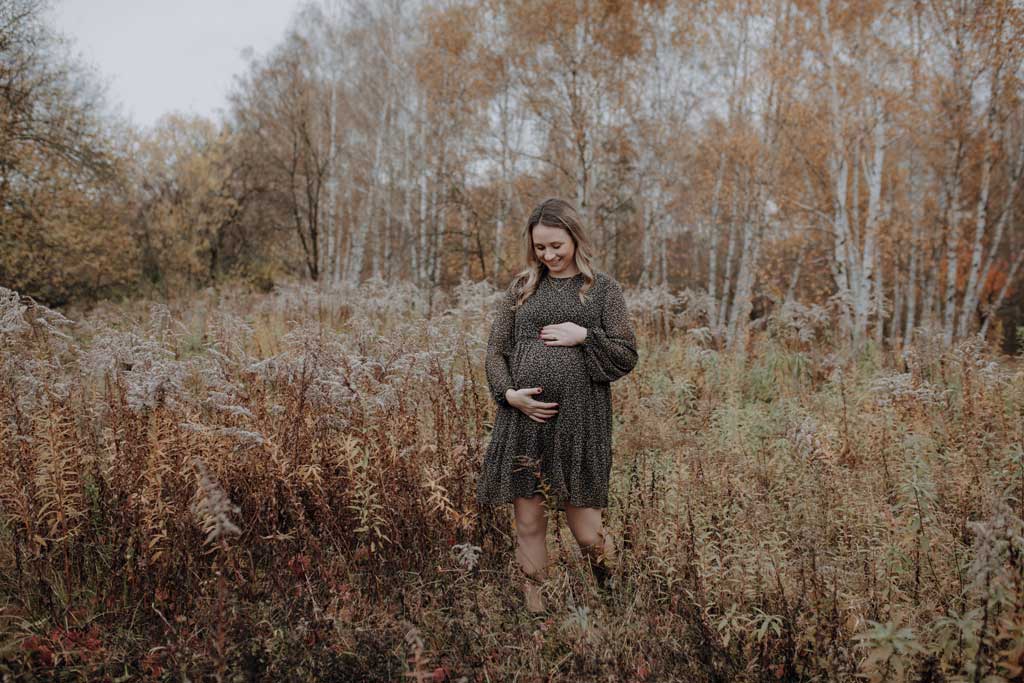 Babybauchfotos in berlin und wir waren wieder im grünen in der Natur und haben ganz tolle fotos gemacht auf der wiese. es ist ein Paar und die beiden haben ihr erstes Kind erwartet. wir haben ein babybauchshooting gemacht. die sonne ging unter und ich habe fotos von den beiden gamacht. in Bewegung. herbstshooting