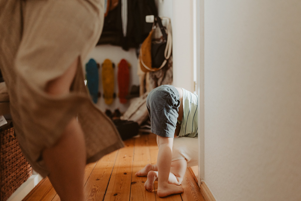 skateboardfahrende Familie. in berlin Friedrichshain. bei dieser Familie durfte och fotos vom Alltag machen und wir waren drinnen zu Hause und auch draußen mit dem Skateboard unterwegs. ich hab als Familienfotografin ganz viele tolle fotos gemacht zu viert mit Geschwisterkind.