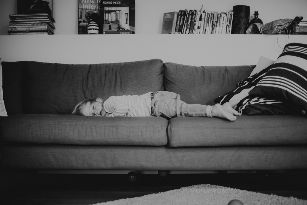 home story in Berlin mit einer vierköpfigen Familie. das Geschwisterkind wurde geboren und wir haben neugeborenen fotos gemacht und Familienfotos. wir haben gespielt im haus und es wurde getobt, gegessen, gekocht, gestillt und eine Kissenschlacht gab es auch. ich habe währenddessen als Familienfotografin fotos gemacht.