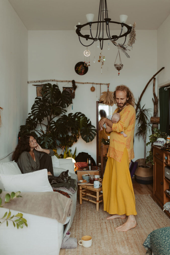 Wochenbett und neugeborenen fotos in berlin. neugeborenen shooting bei einer Familie zu Hause. es wurde gekuschelt und gestillt und wir haben Bilder zu dritt gemacht und vom Baby alleine. ich hatte meine Kamera dabei und habe währenddessen fotos gemacht von der Familie.