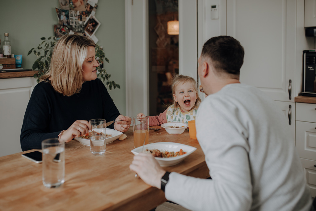 Familienfotos zu Hause, auch beim essen in der Küche mit ganz viel Spaß. das Geschwisterkind wurde geboren und wir haben Familienfotos gemacht. im wohnzimmer, im Kinderzimmer und und in der Küche beim kochen. es wurde getobt und gekuschelt, gestillt und gespielt und habe fotos von der Familie gemacht in berlin.