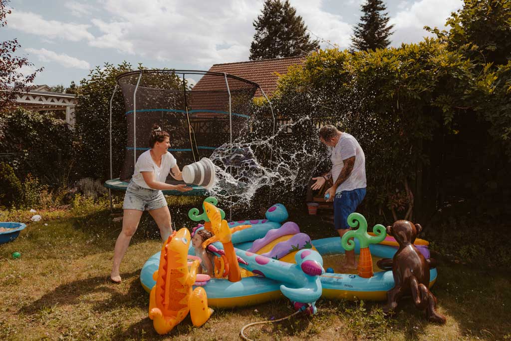 Gartenfotos in neuenhagen bei berlin mit der Familien inklusive Pool und Wasserschlacht und ich war mit meiner Kamera dabei