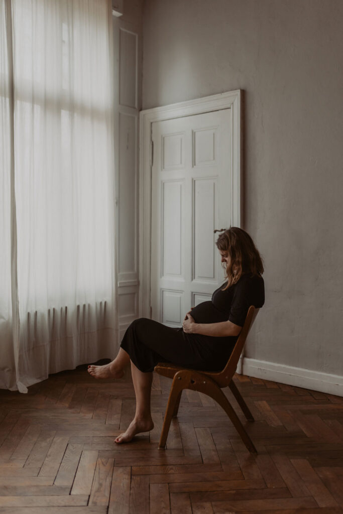 babybauchfotos in einem Tageslichtstudio in pankow in berlin mit einer wunderschönen hochschwangeren Frau mit Babybauch im 9. Monat.
