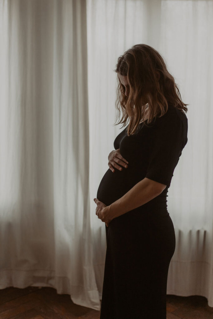 babybauchfotos in einem Tageslichtstudio in pankow in berlin mit einer wunderschönen hochschwangeren Frau mit Babybauch im 9. Monat.