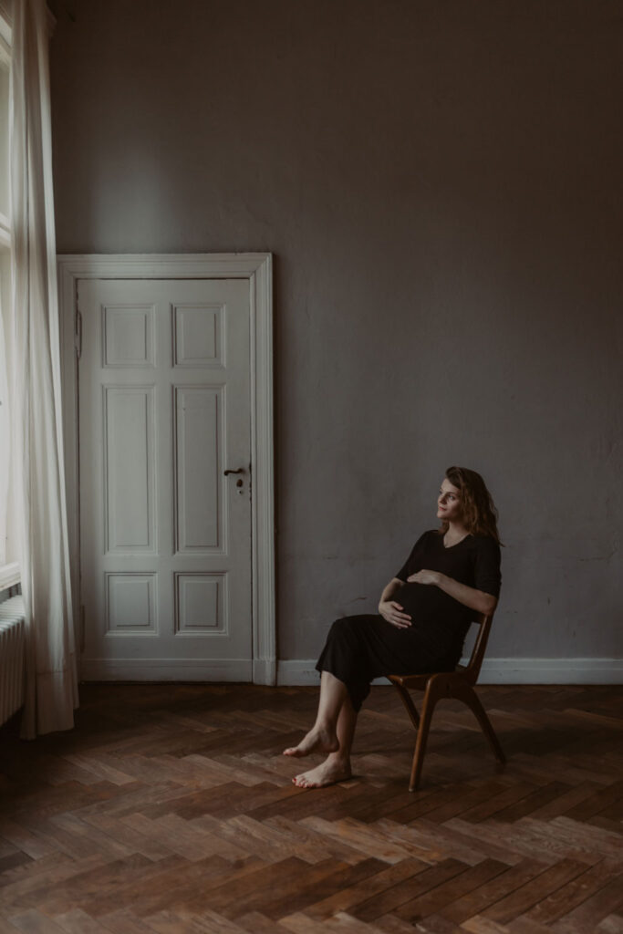 babybauchfotos in einem Tageslichtstudio in pankow in berlin mit einer wunderschönen hochschwangeren Frau mit Babybauch im 9. Monat.