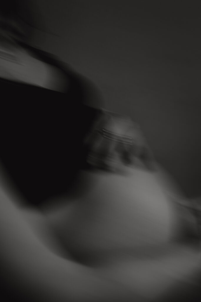 babybauchfotos in einem Tageslichtstudio in pankow in berlin mit einer wunderschönen hochschwangeren Frau mit Babybauch im 9. Monat.