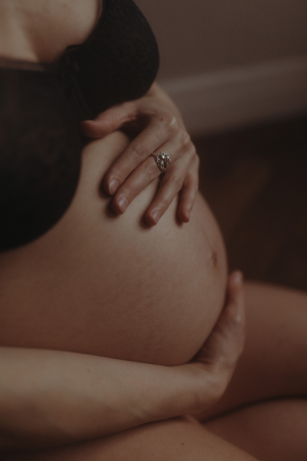 babybauchfotos in einem Tageslichtstudio in pankow in berlin mit einer wunderschönen hochschwangeren Frau mit Babybauch im 9. Monat.