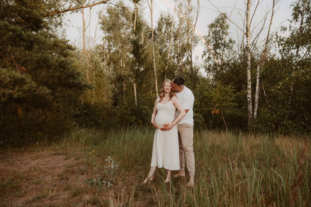 Babybauchfotos in Kaulsdorf in berlin am See und wir waren wieder im grünen in der Natur und haben ganz tolle fotos gemacht am Wasser und am Strand, sowie auf der wiese. es ist ein Paar und die beiden haben ihr erstes Kind erwartet. wir haben ein babybauchshooting gemacht. die sonne ging unter und ich habe fotos von den beiden gamacht. in Bewegung.
