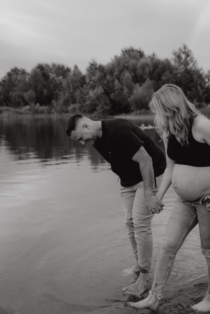 Babybauchfotos in Kaulsdorf in berlin am See und wir waren wieder im grünen in der Natur und haben ganz tolle fotos gemacht am Wasser und am Strand, sowie auf der wiese. es ist ein Paar und die beiden haben ihr erstes Kind erwartet. wir haben ein babybauchshooting gemacht. die sonne ging unter und ich habe fotos von den beiden gamacht. in Bewegung.