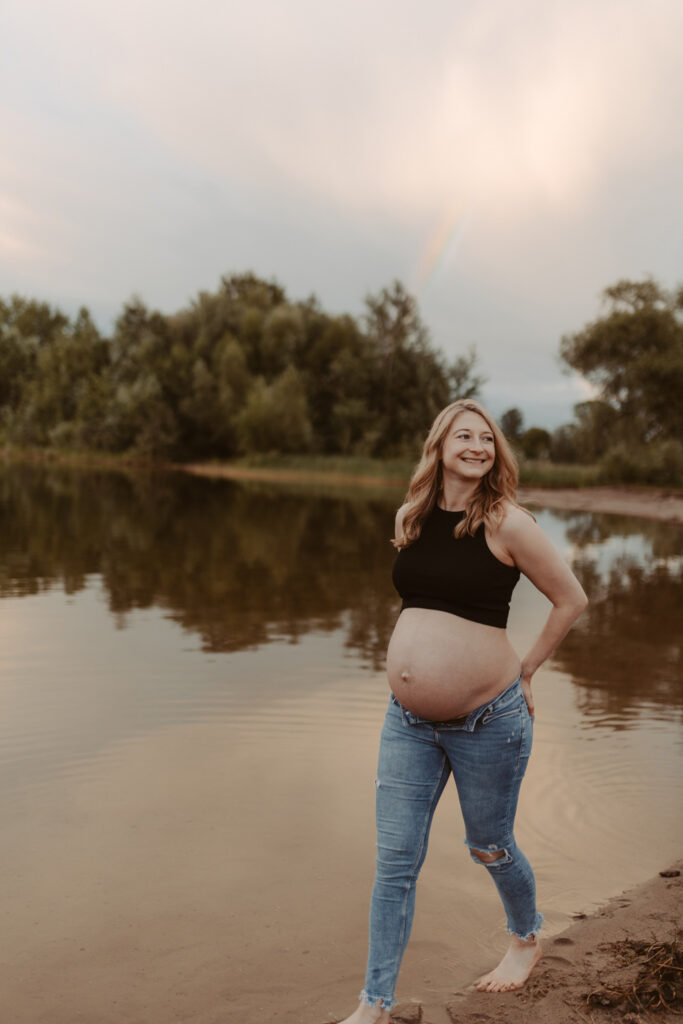 Babybauchfotos in Kaulsdorf in berlin am See und wir waren wieder im grünen in der Natur und haben ganz tolle fotos gemacht am Wasser und am Strand, sowie auf der wiese. es ist ein Paar und die beiden haben ihr erstes Kind erwartet. wir haben ein babybauchshooting gemacht. die sonne ging unter und ich habe fotos von den beiden gamacht. in Bewegung.