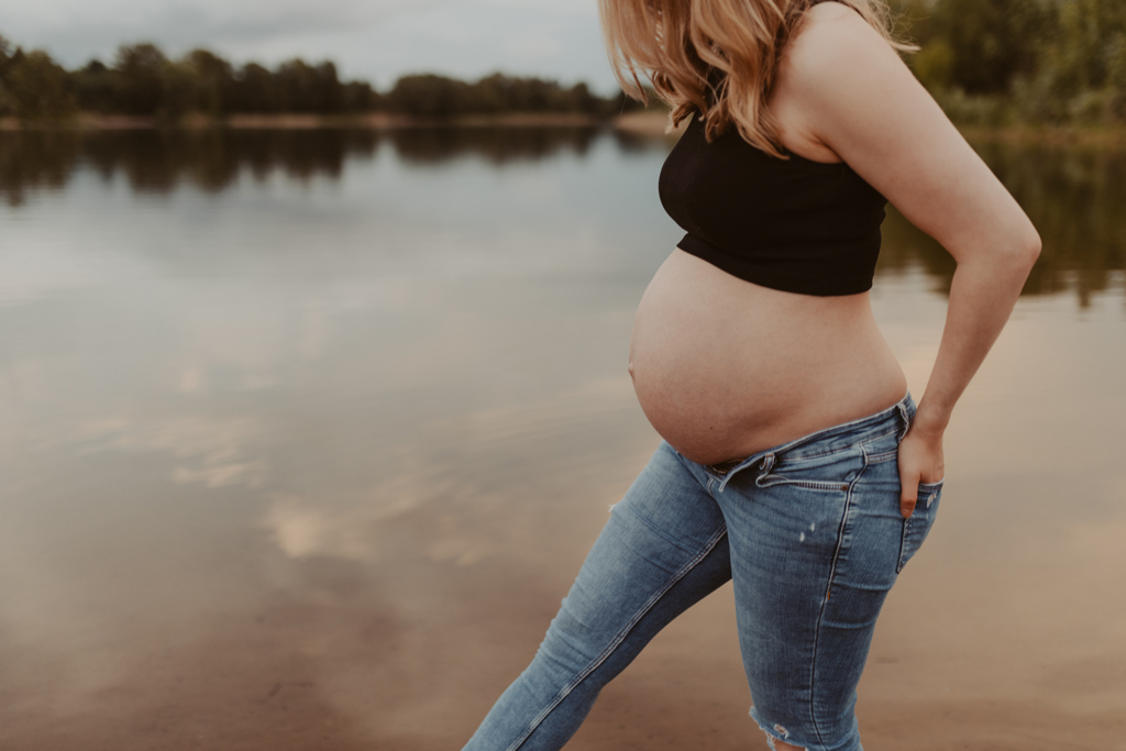 Babybauchfotos in Kaulsdorf in berlin am See und wir waren wieder im grünen in der Natur und haben ganz tolle fotos gemacht am Wasser und am Strand, sowie auf der wiese. es ist ein Paar und die beiden haben ihr erstes Kind erwartet. wir haben ein babybauchshooting gemacht. die sonne ging unter und ich habe fotos von den beiden gamacht. in Bewegung.