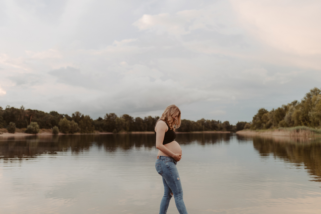 Babybauchfotos in Kaulsdorf in berlin am See und wir waren wieder im grünen in der Natur und haben ganz tolle fotos gemacht am Wasser und am Strand, sowie auf der wiese. es ist ein Paar und die beiden haben ihr erstes Kind erwartet. wir haben ein babybauchshooting gemacht. die sonne ging unter und ich habe fotos von den beiden gamacht. in Bewegung.