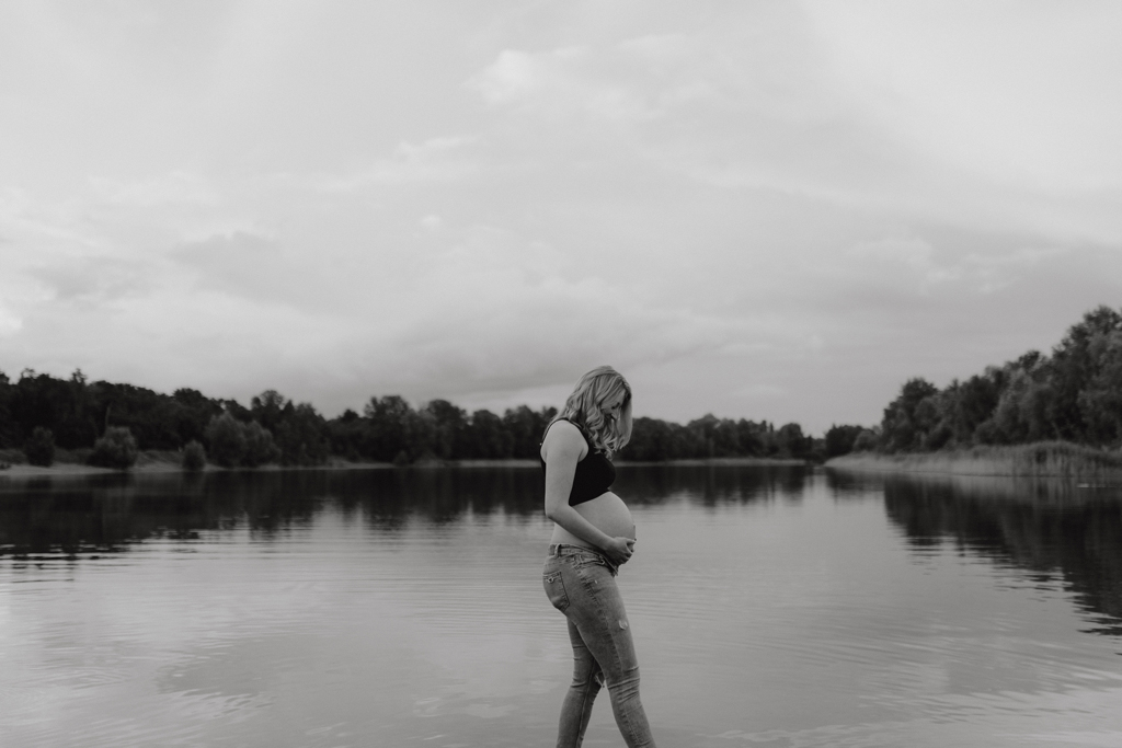 Babybauchfotos in Kaulsdorf in berlin am See und wir waren wieder im grünen in der Natur und haben ganz tolle fotos gemacht am Wasser und am Strand, sowie auf der wiese. es ist ein Paar und die beiden haben ihr erstes Kind erwartet. wir haben ein babybauchshooting gemacht. die sonne ging unter und ich habe fotos von den beiden gamacht. in Bewegung.