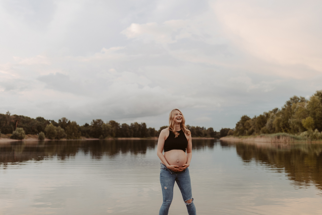 Babybauchfotos in Kaulsdorf in berlin am See und wir waren wieder im grünen in der Natur und haben ganz tolle fotos gemacht am Wasser und am Strand, sowie auf der wiese. es ist ein Paar und die beiden haben ihr erstes Kind erwartet. wir haben ein babybauchshooting gemacht. die sonne ging unter und ich habe fotos von den beiden gamacht. in Bewegung.