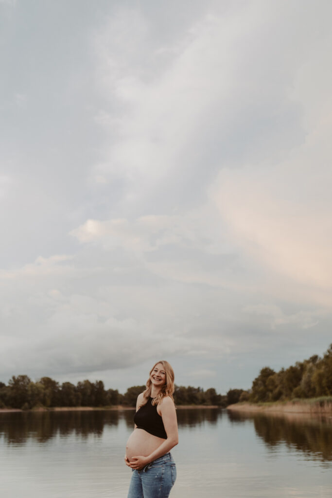 Babybauchfotos in Kaulsdorf in berlin am See und wir waren wieder im grünen in der Natur und haben ganz tolle fotos gemacht am Wasser und am Strand, sowie auf der wiese. es ist ein Paar und die beiden haben ihr erstes Kind erwartet. wir haben ein babybauchshooting gemacht. die sonne ging unter und ich habe fotos von den beiden gamacht. in Bewegung.