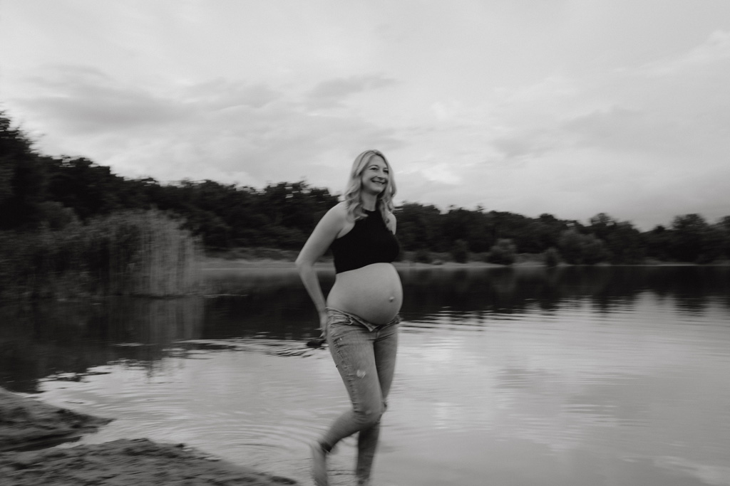Babybauchfotos in Kaulsdorf in berlin am See und wir waren wieder im grünen in der Natur und haben ganz tolle fotos gemacht am Wasser und am Strand, sowie auf der wiese. es ist ein Paar und die beiden haben ihr erstes Kind erwartet. wir haben ein babybauchshooting gemacht. die sonne ging unter und ich habe fotos von den beiden gamacht. in Bewegung.