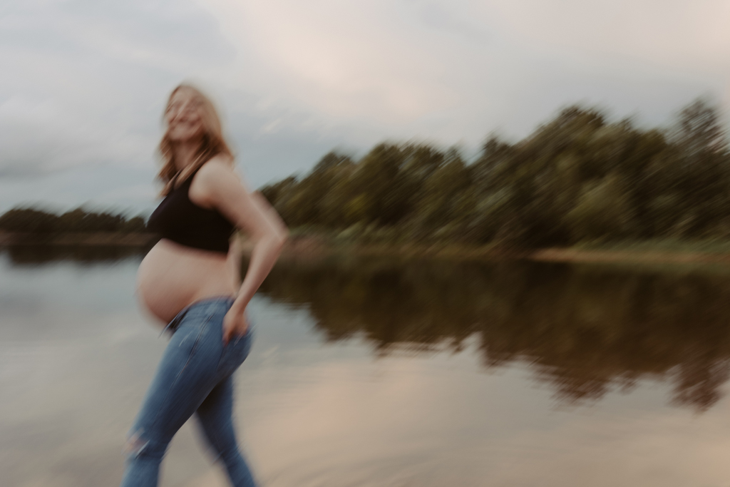 Babybauchfotos in Kaulsdorf in berlin am See und wir waren wieder im grünen in der Natur und haben ganz tolle fotos gemacht am Wasser und am Strand, sowie auf der wiese. es ist ein Paar und die beiden haben ihr erstes Kind erwartet. wir haben ein babybauchshooting gemacht. die sonne ging unter und ich habe fotos von den beiden gamacht. in Bewegung.