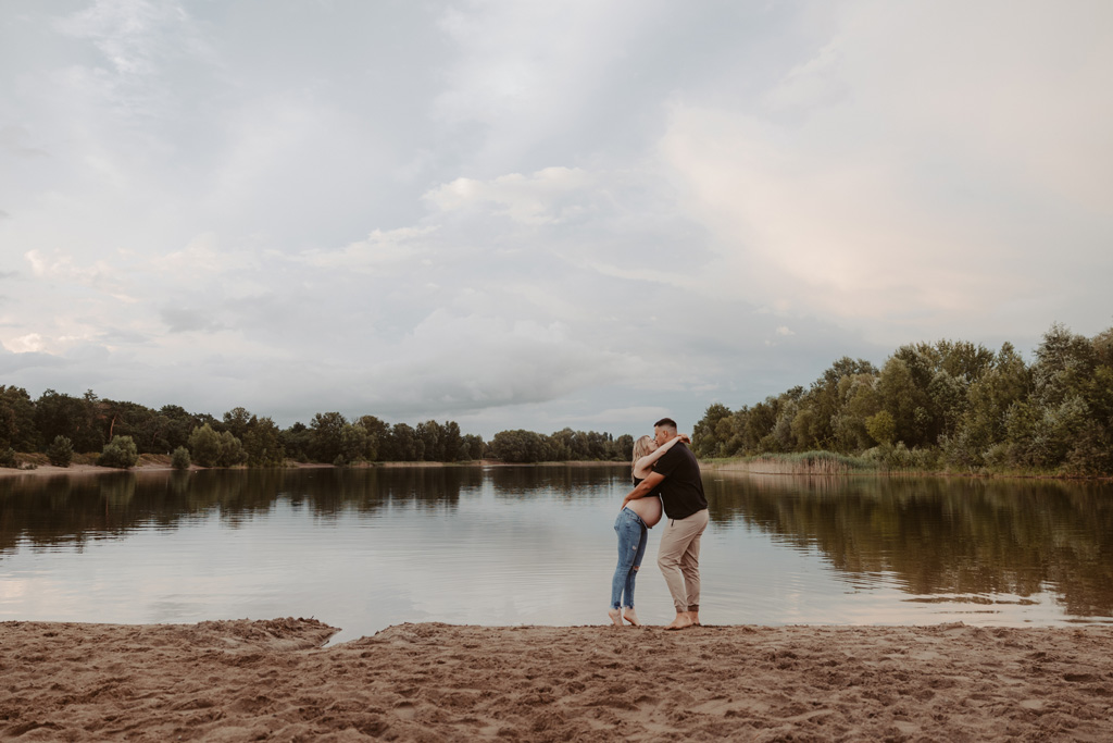 Babybauchfotos in Kaulsdorf in berlin am See und wir waren wieder im grünen in der Natur und haben ganz tolle fotos gemacht am Wasser und am Strand, sowie auf der wiese. es ist ein Paar und die beiden haben ihr erstes Kind erwartet. wir haben ein babybauchshooting gemacht. die sonne ging unter und ich habe fotos von den beiden gamacht. in Bewegung.