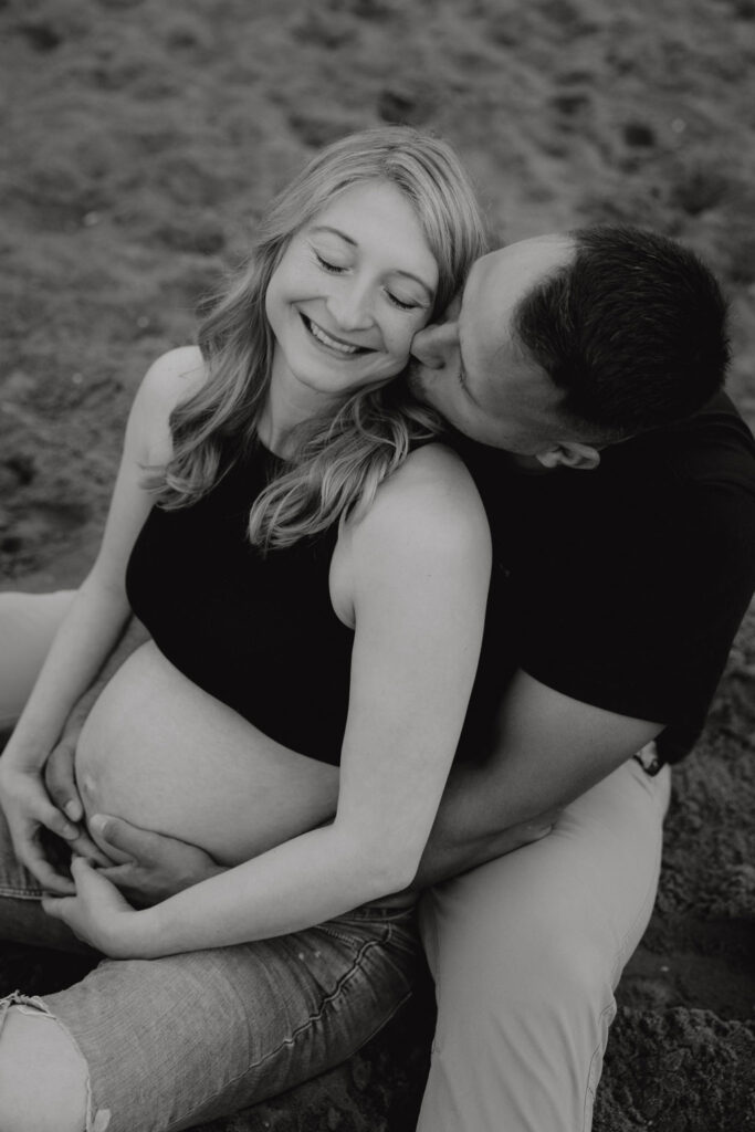 Babybauchfotos in Kaulsdorf in berlin am See und wir waren wieder im grünen in der Natur und haben ganz tolle fotos gemacht am Wasser und am Strand, sowie auf der wiese. es ist ein Paar und die beiden haben ihr erstes Kind erwartet. wir haben ein babybauchshooting gemacht. die sonne ging unter und ich habe fotos von den beiden gamacht. in Bewegung.