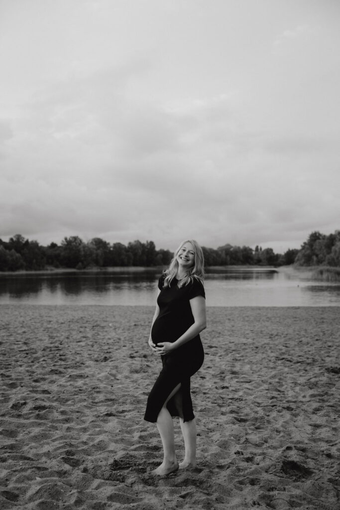 Babybauchfotos in Kaulsdorf in berlin am See und wir waren wieder im grünen in der Natur und haben ganz tolle fotos gemacht am Wasser und am Strand, sowie auf der wiese. es ist ein Paar und die beiden haben ihr erstes Kind erwartet. wir haben ein babybauchshooting gemacht. die sonne ging unter und ich habe fotos von den beiden gamacht. in Bewegung.