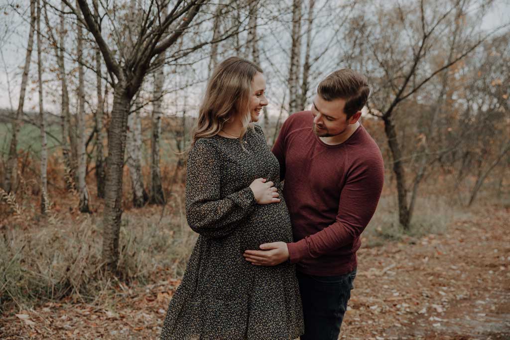 Babybauchfotos in berlin und wir waren wieder im grünen in der Natur und haben ganz tolle fotos gemacht auf der wiese. es ist ein Paar und die beiden haben ihr erstes Kind erwartet. wir haben ein babybauchshooting gemacht. die sonne ging unter und ich habe fotos von den beiden gamacht. in Bewegung. herbstshooting