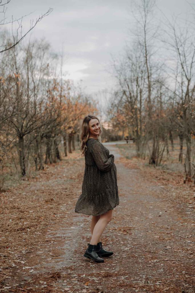 Babybauchfotos in berlin und wir waren wieder im grünen in der Natur und haben ganz tolle fotos gemacht auf der wiese. es ist ein Paar und die beiden haben ihr erstes Kind erwartet. wir haben ein babybauchshooting gemacht. die sonne ging unter und ich habe fotos von den beiden gamacht. in Bewegung. herbstshooting