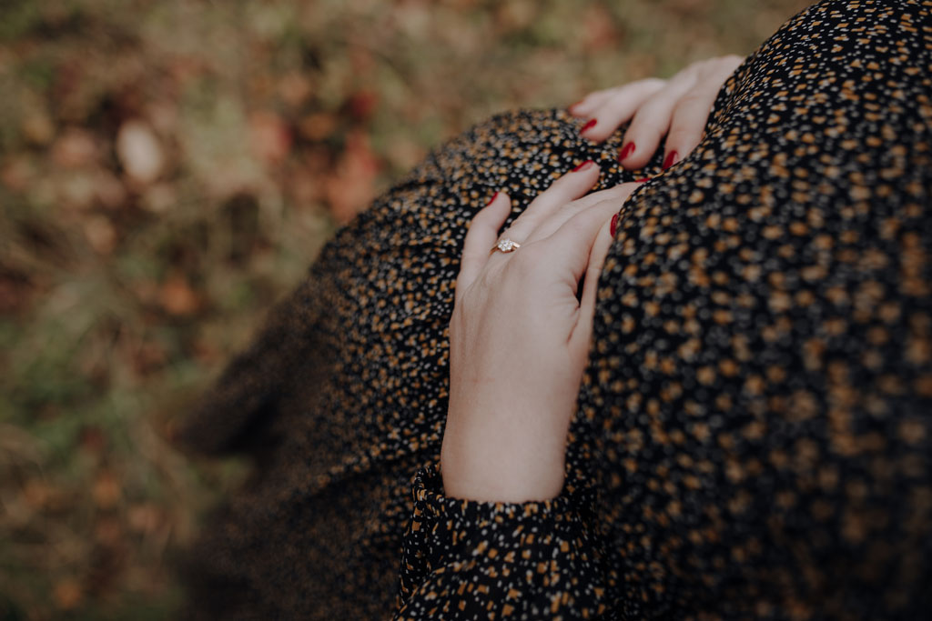 Babybauchfotos in berlin und wir waren wieder im grünen in der Natur und haben ganz tolle fotos gemacht auf der wiese. es ist ein Paar und die beiden haben ihr erstes Kind erwartet. wir haben ein babybauchshooting gemacht. die sonne ging unter und ich habe fotos von den beiden gamacht. in Bewegung. herbstshooting