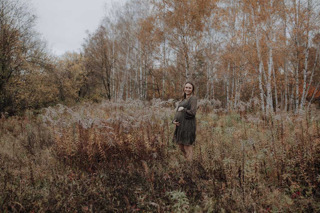 Babybauchfotos in berlin und wir waren wieder im grünen in der Natur und haben ganz tolle fotos gemacht auf der wiese. es ist ein Paar und die beiden haben ihr erstes Kind erwartet. wir haben ein babybauchshooting gemacht. die sonne ging unter und ich habe fotos von den beiden gamacht. in Bewegung. herbstshooting
