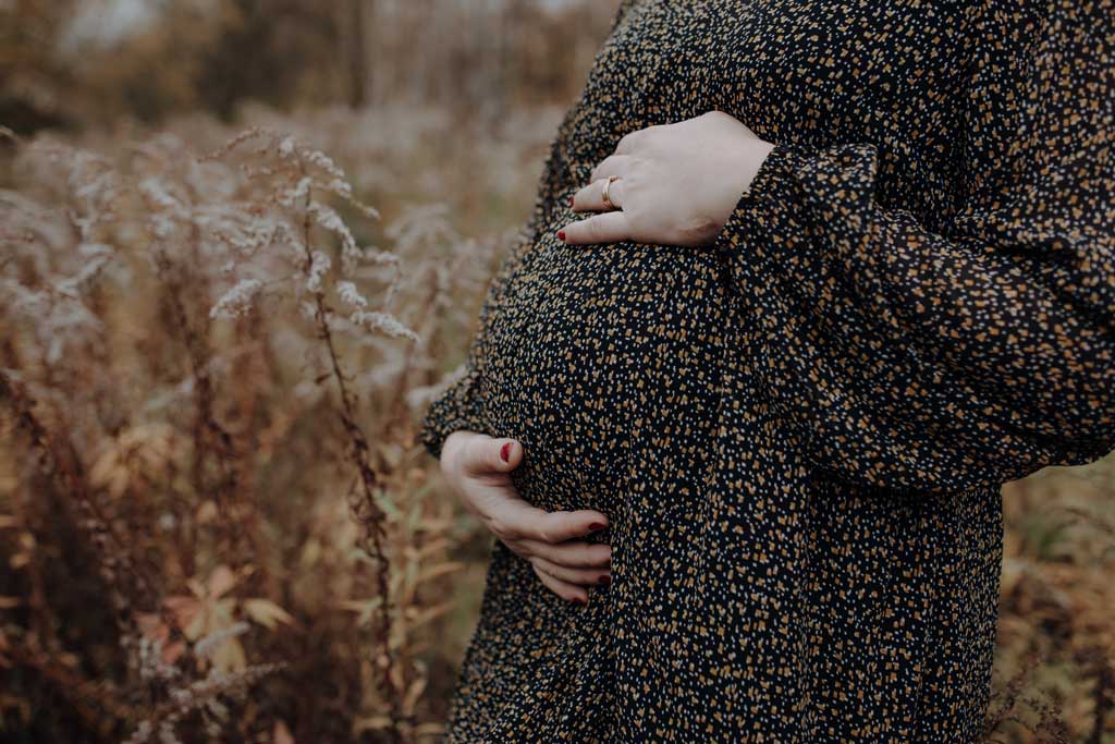 Babybauchfotos in berlin und wir waren wieder im grünen in der Natur und haben ganz tolle fotos gemacht auf der wiese. es ist ein Paar und die beiden haben ihr erstes Kind erwartet. wir haben ein babybauchshooting gemacht. die sonne ging unter und ich habe fotos von den beiden gamacht. in Bewegung.