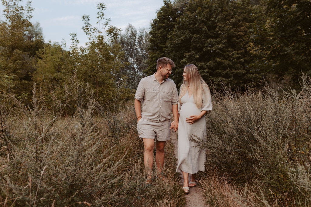 Babybauchfotos in Kaulsdorf in berlin am See und wir waren wieder im grünen in der Natur und haben ganz tolle fotos gemacht am Wasser und am Strand, sowie auf der wiese. es ist ein Paar und die beiden haben ihr erstes Kind erwartet. wir haben ein babybauchshooting gemacht. die sonne ging unter und ich habe fotos von den beiden gamacht. in Bewegung.