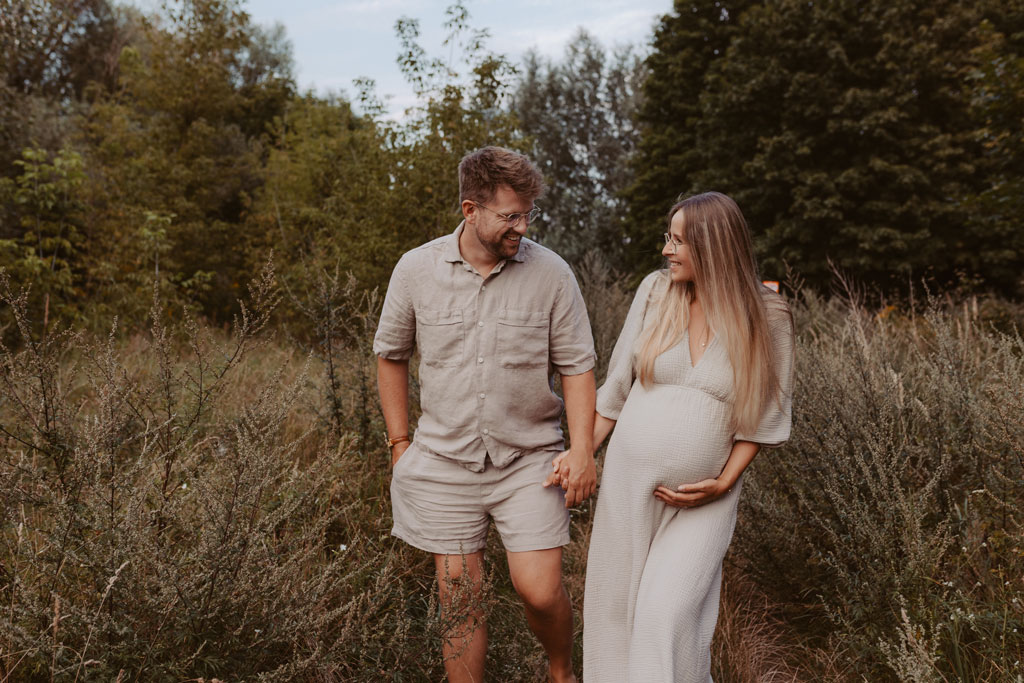 Babybauchfotos in Kaulsdorf in berlin am See und wir waren wieder im grünen in der Natur und haben ganz tolle fotos gemacht am Wasser und am Strand, sowie auf der wiese. es ist ein Paar und die beiden haben ihr erstes Kind erwartet. wir haben ein babybauchshooting gemacht. die sonne ging unter und ich habe fotos von den beiden gamacht. in Bewegung.