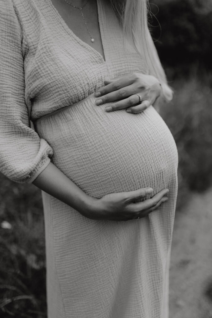 Babybauchfotos in Kaulsdorf in berlin am See und wir waren wieder im grünen in der Natur und haben ganz tolle fotos gemacht am Wasser und am Strand, sowie auf der wiese. es ist ein Paar und die beiden haben ihr erstes Kind erwartet. wir haben ein babybauchshooting gemacht. die sonne ging unter und ich habe fotos von den beiden gamacht. in Bewegung.
