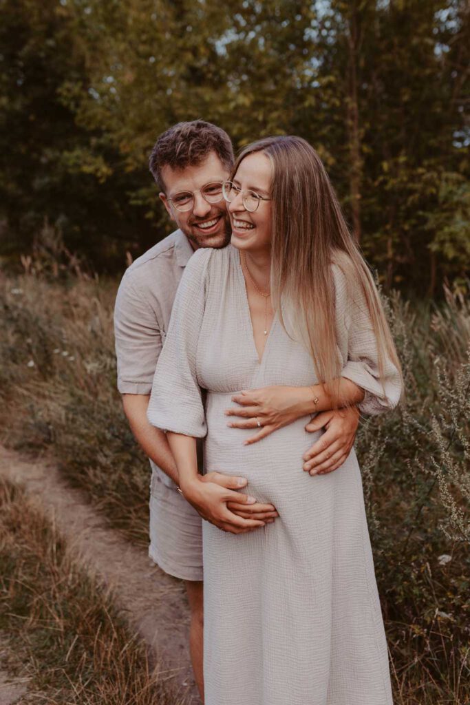 Babybauchfotos in Kaulsdorf in berlin am See und wir waren wieder im grünen in der Natur und haben ganz tolle fotos gemacht am Wasser und am Strand, sowie auf der wiese. es ist ein Paar und die beiden haben ihr erstes Kind erwartet. wir haben ein babybauchshooting gemacht. die sonne ging unter und ich habe fotos von den beiden gamacht. in Bewegung.