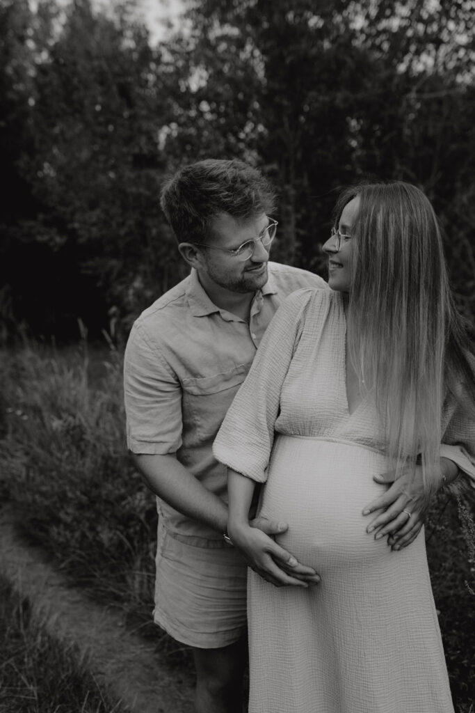 Babybauchfotos in Kaulsdorf in berlin am See und wir waren wieder im grünen in der Natur und haben ganz tolle fotos gemacht am Wasser und am Strand, sowie auf der wiese. es ist ein Paar und die beiden haben ihr erstes Kind erwartet. wir haben ein babybauchshooting gemacht. die sonne ging unter und ich habe fotos von den beiden gamacht. in Bewegung.