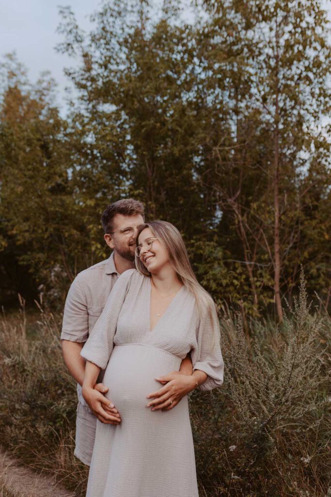 Babybauchfotos in Kaulsdorf in berlin am See und wir waren wieder im grünen in der Natur und haben ganz tolle fotos gemacht am Wasser und am Strand, sowie auf der wiese. es ist ein Paar und die beiden haben ihr erstes Kind erwartet. wir haben ein babybauchshooting gemacht. die sonne ging unter und ich habe fotos von den beiden gamacht. in Bewegung.