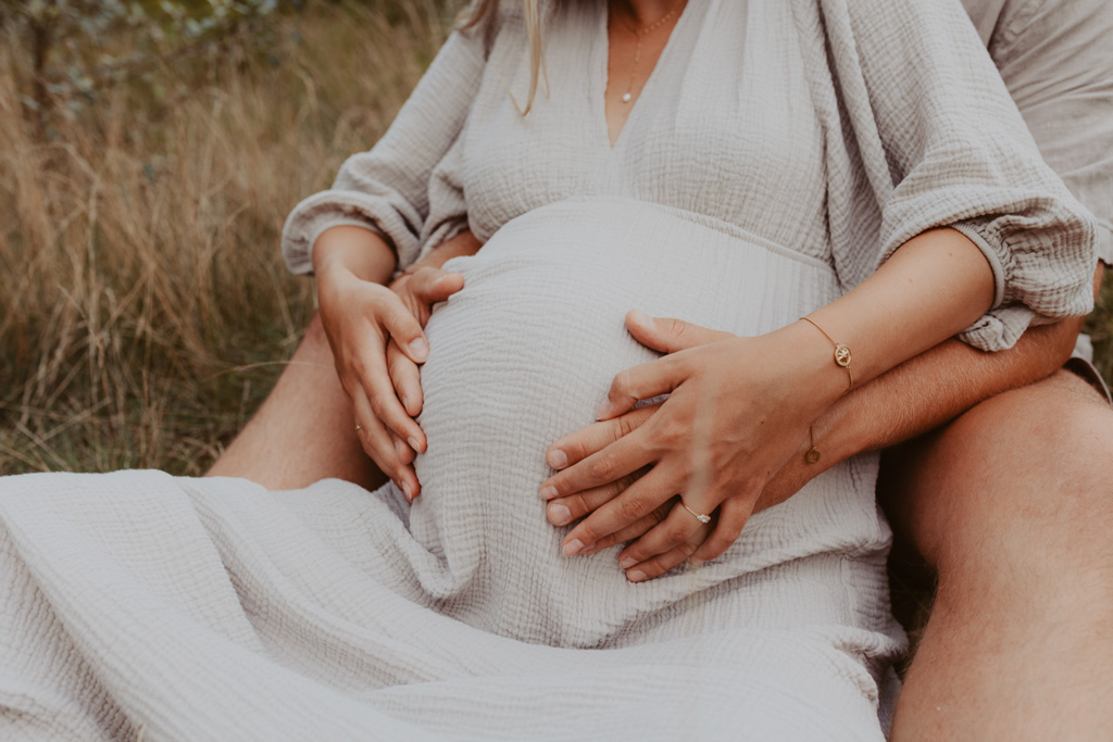 Babybauchfotos in Kaulsdorf in berlin am See und wir waren wieder im grünen in der Natur und haben ganz tolle fotos gemacht am Wasser und am Strand, sowie auf der wiese. es ist ein Paar und die beiden haben ihr erstes Kind erwartet. wir haben ein babybauchshooting gemacht. die sonne ging unter und ich habe fotos von den beiden gamacht. in Bewegung.