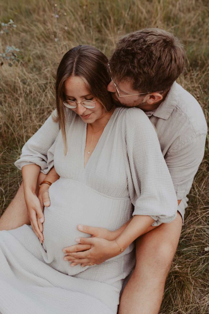 Babybauchfotos in Kaulsdorf in berlin am See und wir waren wieder im grünen in der Natur und haben ganz tolle fotos gemacht am Wasser und am Strand, sowie auf der wiese. es ist ein Paar und die beiden haben ihr erstes Kind erwartet. wir haben ein babybauchshooting gemacht. die sonne ging unter und ich habe fotos von den beiden gamacht. in Bewegung.