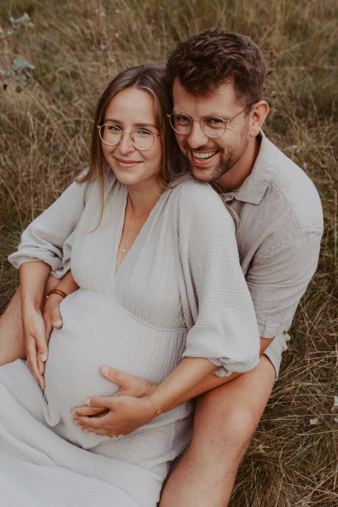 Babybauchfotos in Kaulsdorf in berlin am See und wir waren wieder im grünen in der Natur und haben ganz tolle fotos gemacht am Wasser und am Strand, sowie auf der wiese. es ist ein Paar und die beiden haben ihr erstes Kind erwartet. wir haben ein babybauchshooting gemacht. die sonne ging unter und ich habe fotos von den beiden gamacht. in Bewegung.