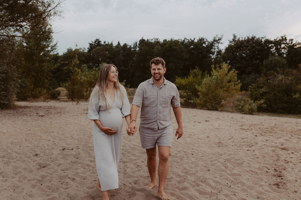 Babybauchfotos in Kaulsdorf in berlin am See und wir waren wieder im grünen in der Natur und haben ganz tolle fotos gemacht am Wasser und am Strand, sowie auf der wiese. es ist ein Paar und die beiden haben ihr erstes Kind erwartet. wir haben ein babybauchshooting gemacht. die sonne ging unter und ich habe fotos von den beiden gamacht. in Bewegung.