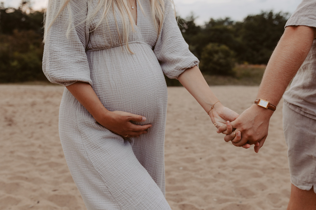 Babybauchfotos in Kaulsdorf in berlin am See und wir waren wieder im grünen in der Natur und haben ganz tolle fotos gemacht am Wasser und am Strand, sowie auf der wiese. es ist ein Paar und die beiden haben ihr erstes Kind erwartet. wir haben ein babybauchshooting gemacht. die sonne ging unter und ich habe fotos von den beiden gamacht. in Bewegung.