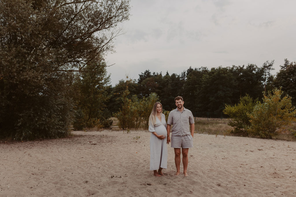 Babybauchfotos in Kaulsdorf in berlin am See und wir waren wieder im grünen in der Natur und haben ganz tolle fotos gemacht am Wasser und am Strand, sowie auf der wiese. es ist ein Paar und die beiden haben ihr erstes Kind erwartet. wir haben ein babybauchshooting gemacht. die sonne ging unter und ich habe fotos von den beiden gamacht. in Bewegung.