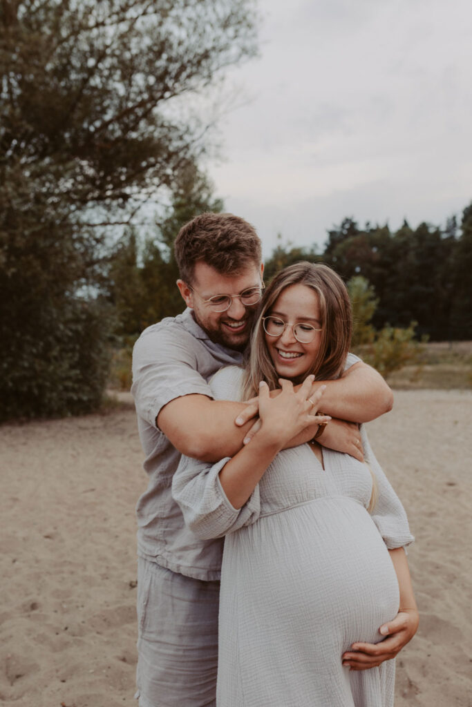 Babybauchfotos in Kaulsdorf in berlin am See und wir waren wieder im grünen in der Natur und haben ganz tolle fotos gemacht am Wasser und am Strand, sowie auf der wiese. es ist ein Paar und die beiden haben ihr erstes Kind erwartet. wir haben ein babybauchshooting gemacht. die sonne ging unter und ich habe fotos von den beiden gamacht. in Bewegung.