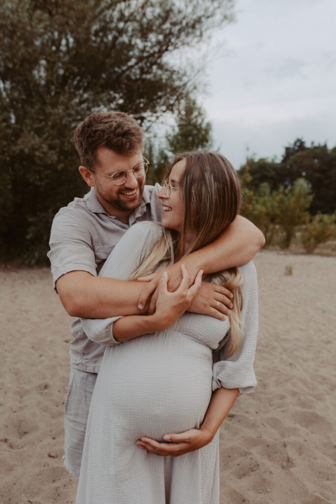 Babybauchfotos in Kaulsdorf in berlin am See und wir waren wieder im grünen in der Natur und haben ganz tolle fotos gemacht am Wasser und am Strand, sowie auf der wiese. es ist ein Paar und die beiden haben ihr erstes Kind erwartet. wir haben ein babybauchshooting gemacht. die sonne ging unter und ich habe fotos von den beiden gamacht. in Bewegung.