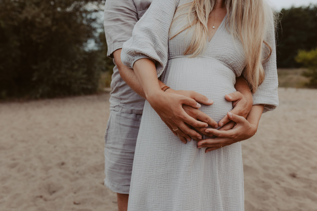 Babybauchfotos in Kaulsdorf in berlin am See und wir waren wieder im grünen in der Natur und haben ganz tolle fotos gemacht am Wasser und am Strand, sowie auf der wiese. es ist ein Paar und die beiden haben ihr erstes Kind erwartet. wir haben ein babybauchshooting gemacht. die sonne ging unter und ich habe fotos von den beiden gamacht. in Bewegung.