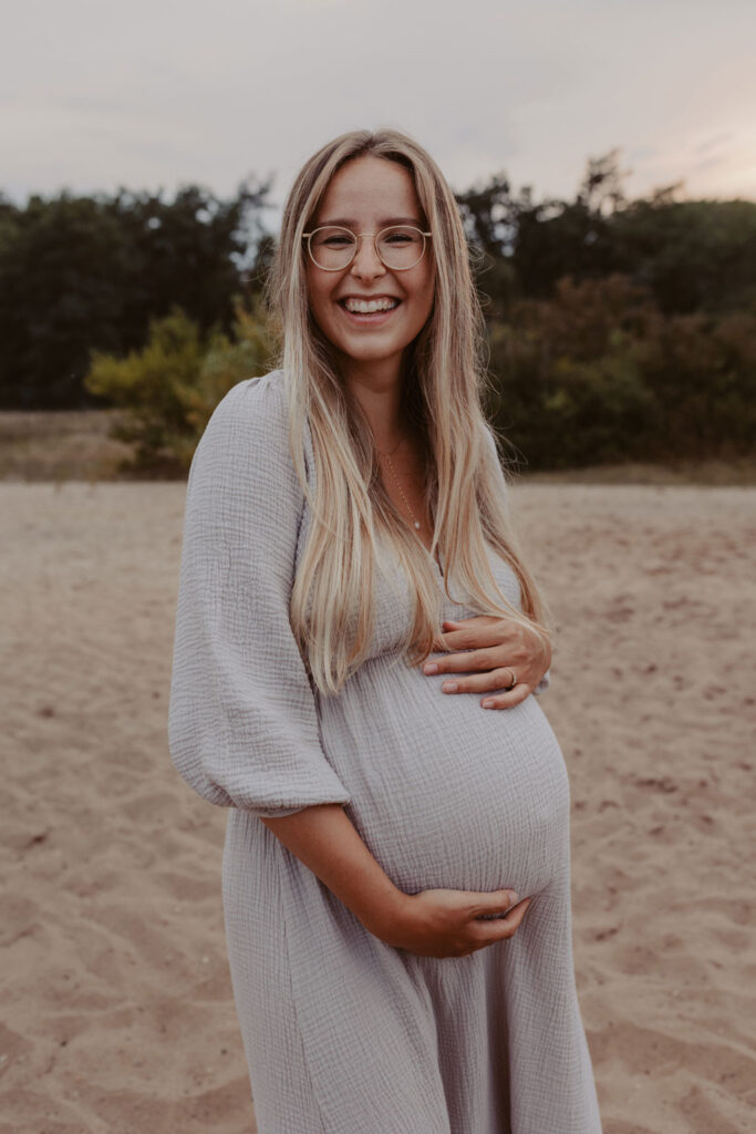 Babybauchfotos in Kaulsdorf in berlin am See und wir waren wieder im grünen in der Natur und haben ganz tolle fotos gemacht am Wasser und am Strand, sowie auf der wiese. es ist ein Paar und die beiden haben ihr erstes Kind erwartet. wir haben ein babybauchshooting gemacht. die sonne ging unter und ich habe fotos von den beiden gamacht. in Bewegung.