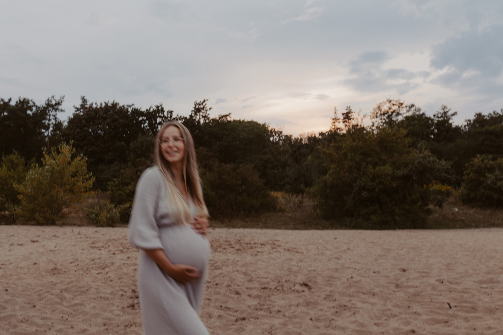 Babybauchfotos in Kaulsdorf in berlin am See und wir waren wieder im grünen in der Natur und haben ganz tolle fotos gemacht am Wasser und am Strand, sowie auf der wiese. es ist ein Paar und die beiden haben ihr erstes Kind erwartet. wir haben ein babybauchshooting gemacht. die sonne ging unter und ich habe fotos von den beiden gamacht. in Bewegung.