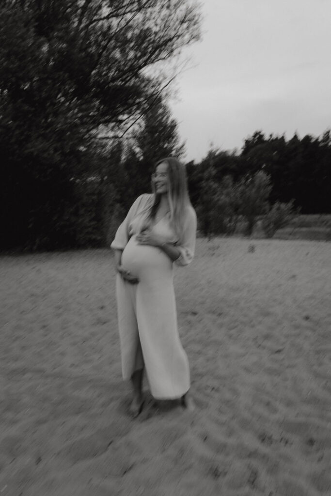 Babybauchfotos in Kaulsdorf in berlin am See und wir waren wieder im grünen in der Natur und haben ganz tolle fotos gemacht am Wasser und am Strand, sowie auf der wiese. es ist ein Paar und die beiden haben ihr erstes Kind erwartet. wir haben ein babybauchshooting gemacht. die sonne ging unter und ich habe fotos von den beiden gamacht. in Bewegung.