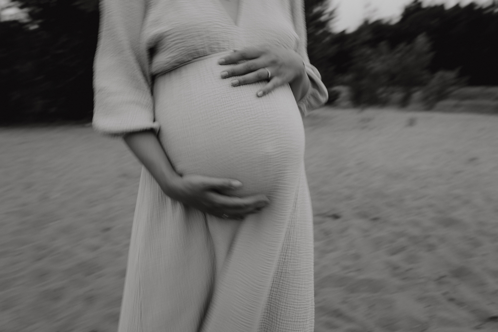 Babybauchfotos in Kaulsdorf in berlin am See und wir waren wieder im grünen in der Natur und haben ganz tolle fotos gemacht am Wasser und am Strand, sowie auf der wiese. es ist ein Paar und die beiden haben ihr erstes Kind erwartet. wir haben ein babybauchshooting gemacht. die sonne ging unter und ich habe fotos von den beiden gamacht. in Bewegung.